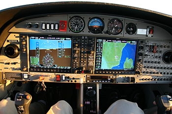 cockpit DA-42
